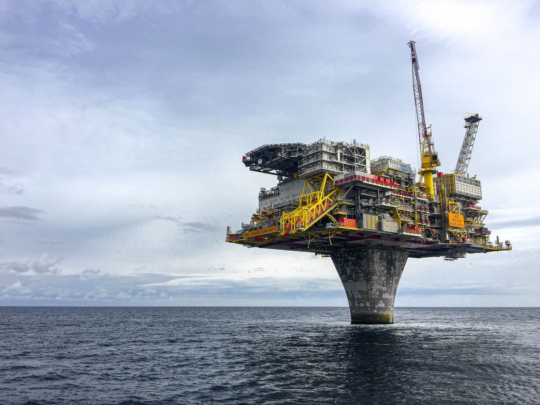 Dramatic view of a large offshore oil platform in the North Sea, representing the offshore installation used for green hydrogen production