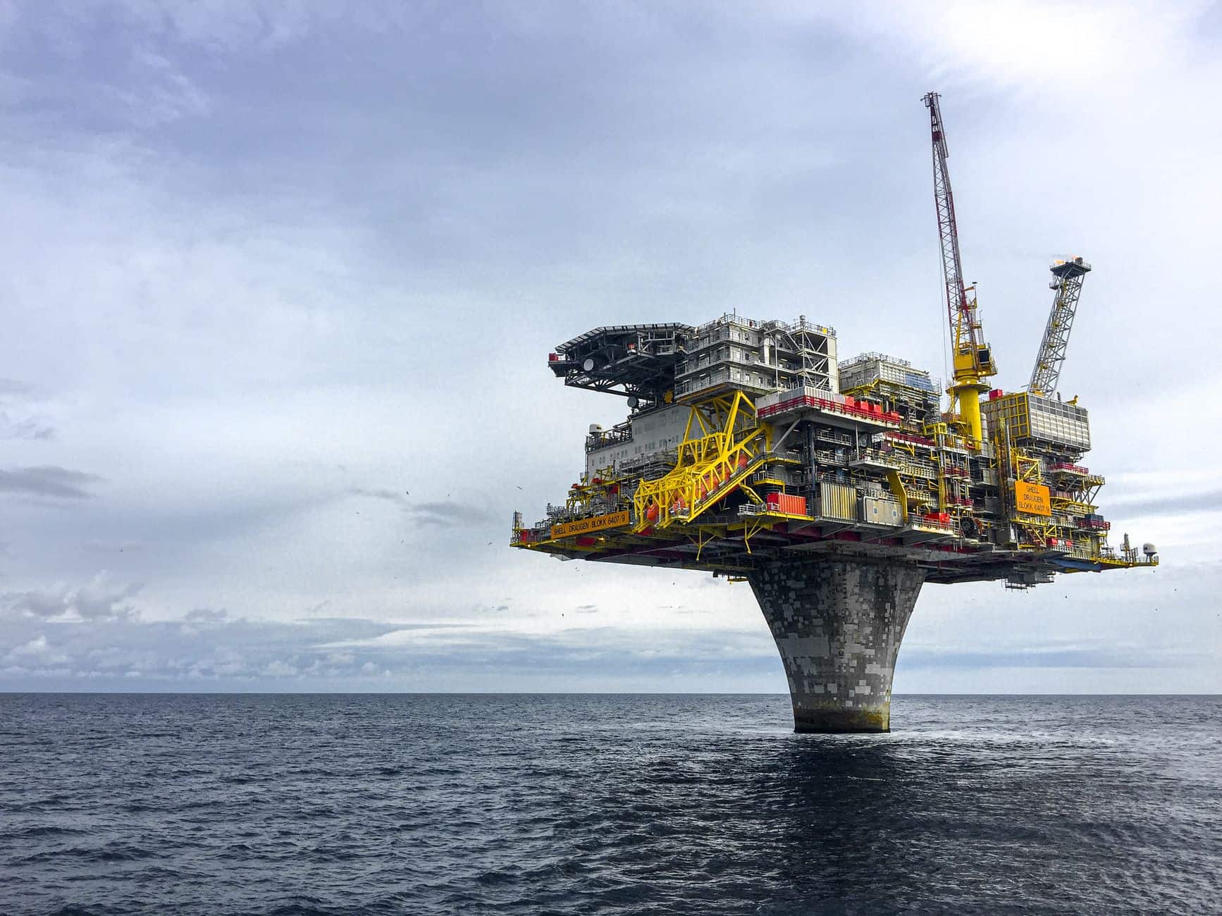 Dramatic view of a large offshore oil platform in the North Sea, representing the offshore installation used for green hydrogen production